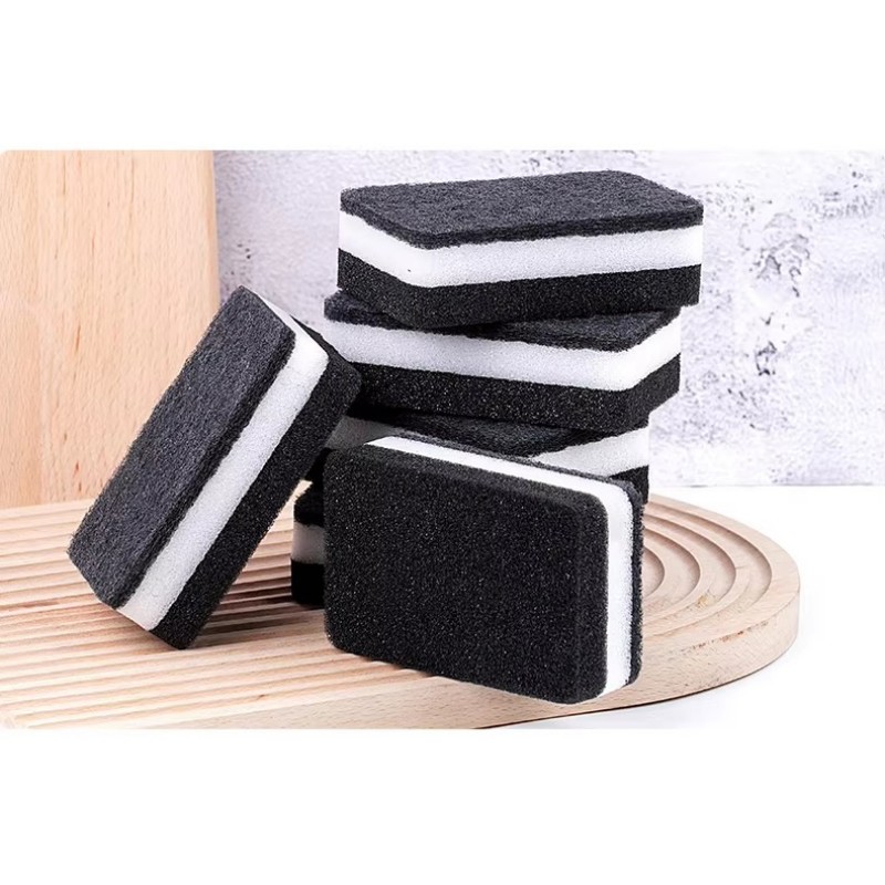 Qual é o papel de uma almofada de limpeza na limpeza da cozinha?